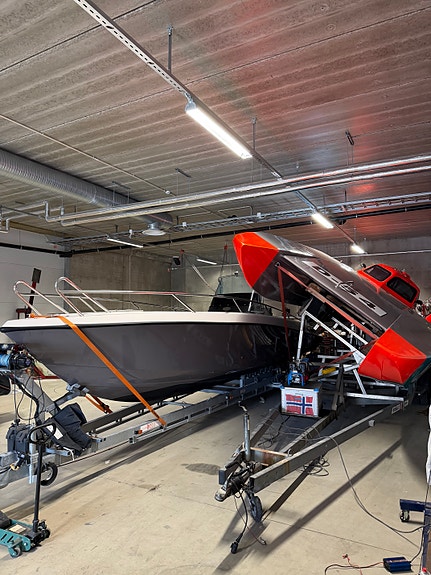 Obsession 33 – 435 hk Volvo Penta – RÅ sjøegenskaper og Steppet skrog 7 of 29