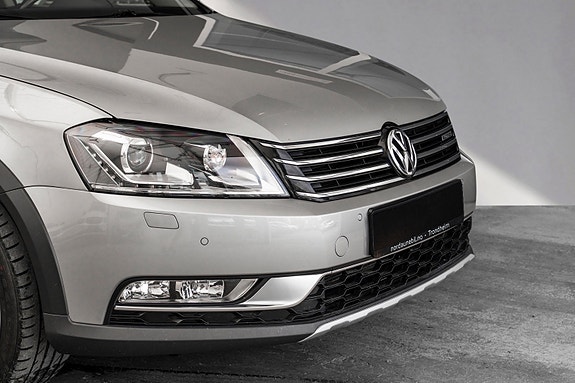 Volkswagen Passat Alltrack 2 of 22