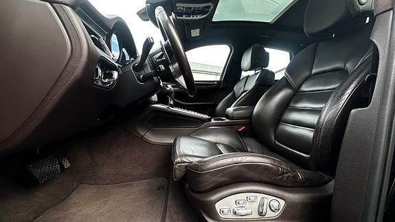 Porsche Macan 13 of 30