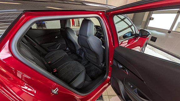 Peugeot e-2008 9 of 17