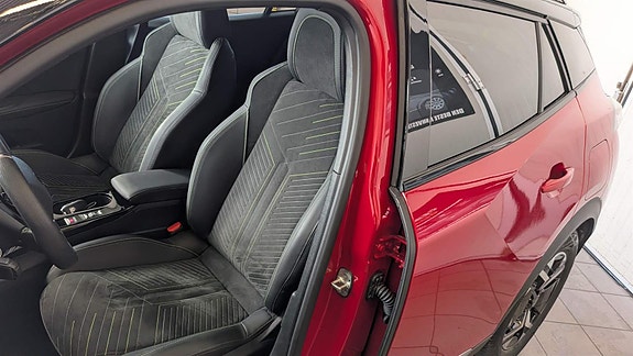 Peugeot e-2008 7 of 17