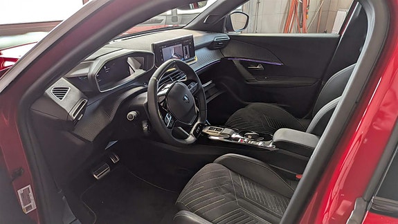 Peugeot e-2008 11 of 17