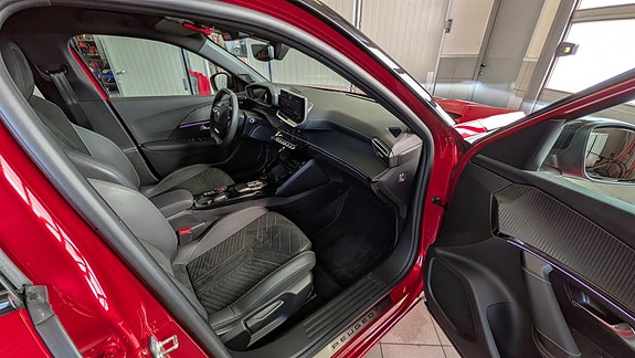 Peugeot e-2008 10 of 17
