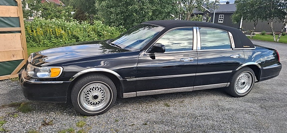 Lincoln Town Car 3 of 12