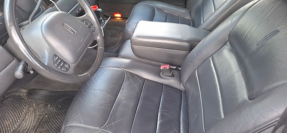 Lincoln Town Car 8 of 12