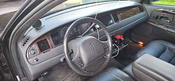 Lincoln Town Car 7 of 12