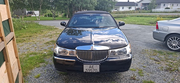 Lincoln Town Car 2 of 12