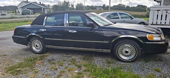Lincoln Town Car 4 of 12