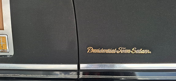 Lincoln Town Car 5 of 12