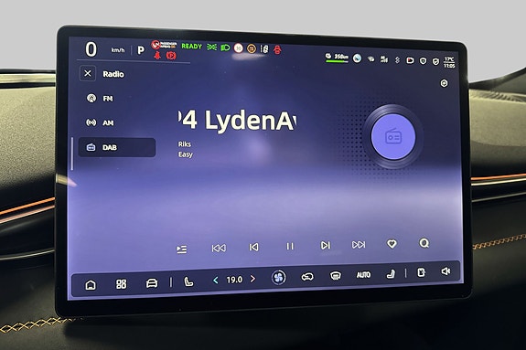 Infotainmentskjerm med radio og brukerorienterte digitale funksjoner.