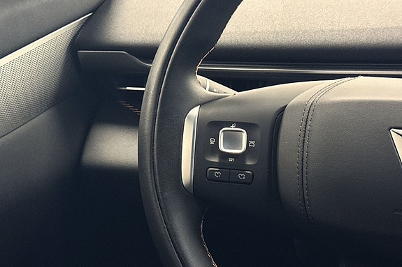 Detaljer i skinn gir luksuriøs følelse i kjøretøyets cockpit.