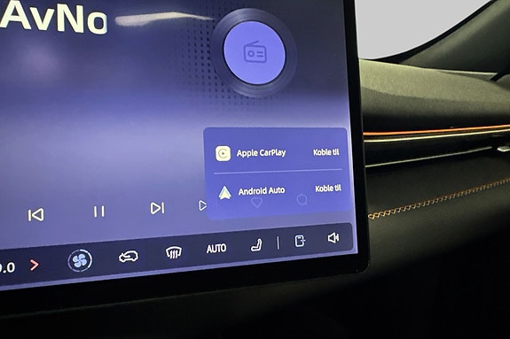 Brukervennlig skjerm med Apple CarPlay og Android Auto støtte.