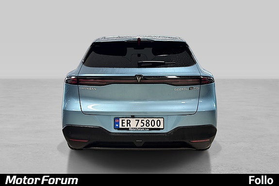 Elektrisk SUV med stilrene baklykter og praktisk bagasjeplass.