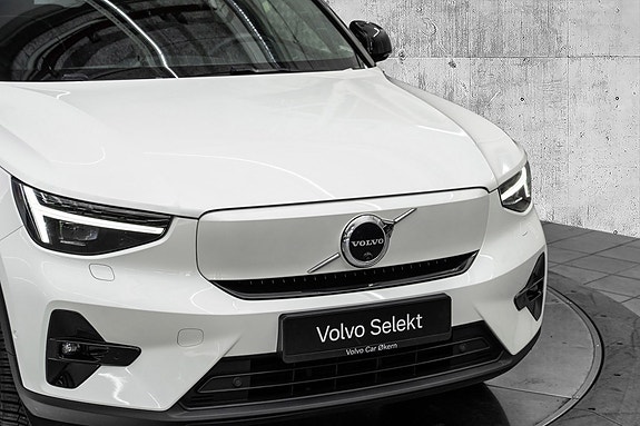Volvo XC40 2 of 30