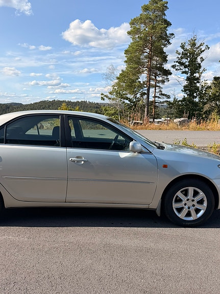 Toyota Camry 6 of 30