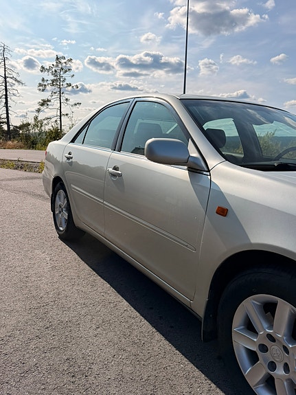 Toyota Camry 5 of 30