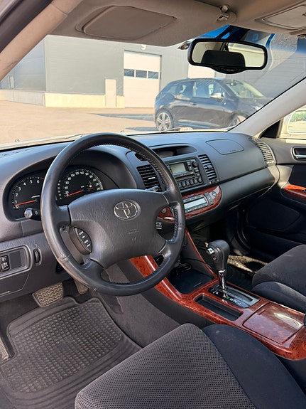 Toyota Camry 21 of 30