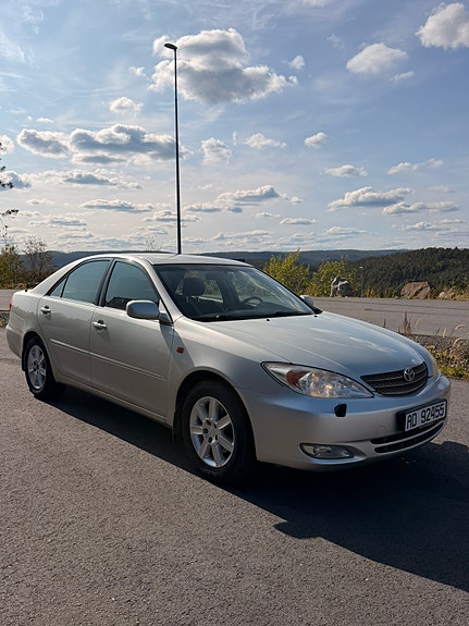 Toyota Camry 3 of 30