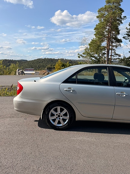 Toyota Camry 7 of 30
