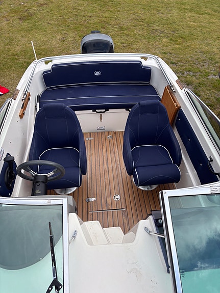 Daycruiser. Uttern 18 fot.  Stående på Osensjøen 16 of 20