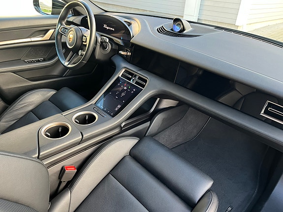Porsche Taycan 4 24 of 30