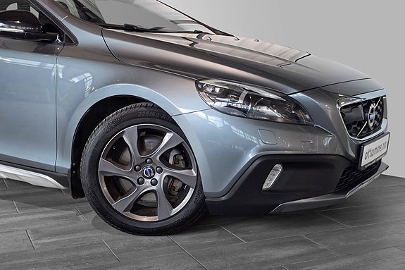 Volvo V40 Cross Country 2 of 28