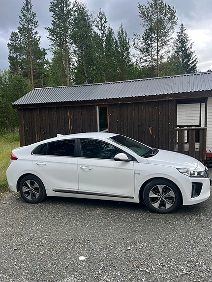 Hyundai IONIQ 11 of 11