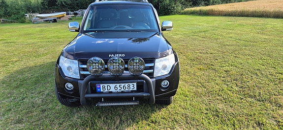 Mitsubishi Pajero 2 of 24