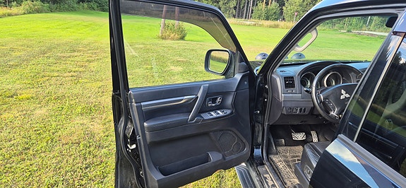 Mitsubishi Pajero 10 of 24