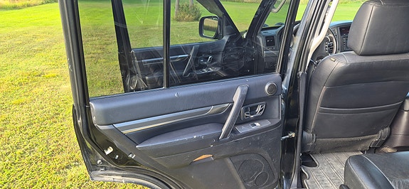 Mitsubishi Pajero 16 of 24