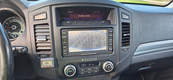 Mitsubishi Pajero 14 of 24