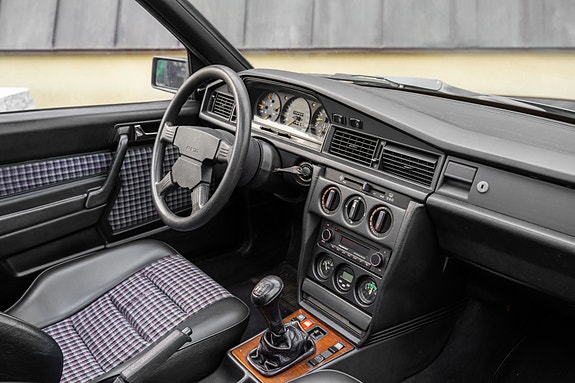 Mercedes-Benz 190 E 8 of 14