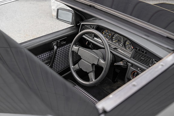 Mercedes-Benz 190 E 12 of 14