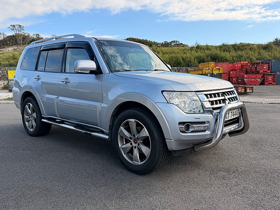 Mitsubishi Pajero 2 of 14