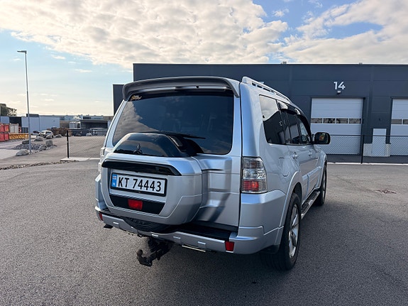 Mitsubishi Pajero 4 of 14