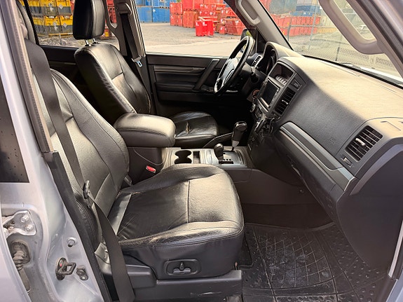Mitsubishi Pajero 11 of 14