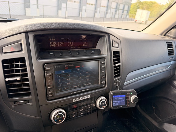 Mitsubishi Pajero 9 of 14