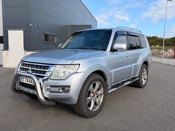 Mitsubishi Pajero 6 of 14
