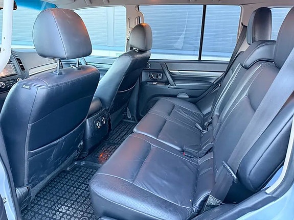 Mitsubishi Pajero 12 of 14