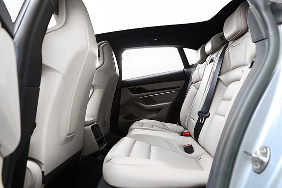 Porsche Taycan Sport Turismo 14 of 30