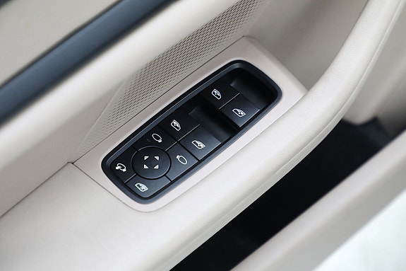 Porsche Taycan Sport Turismo 22 of 30