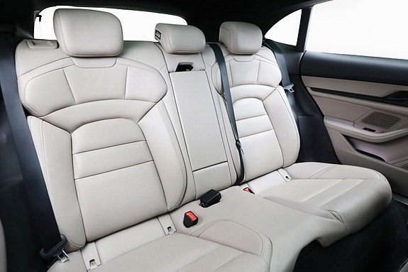 Porsche Taycan Sport Turismo 15 of 30