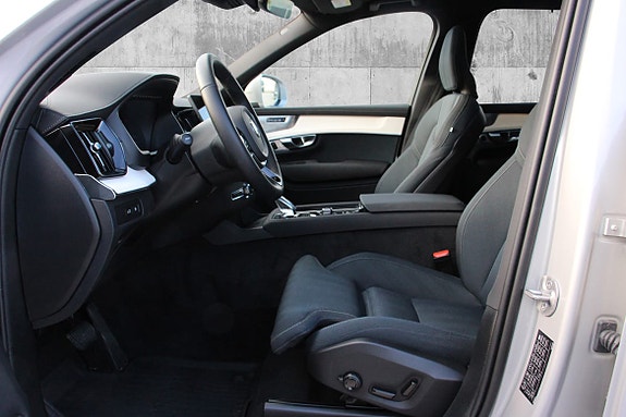 Volvo XC90 10 of 30