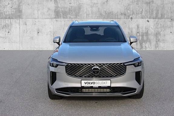 Volvo XC90 2 of 30