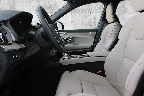 Volvo XC90 13 of 25