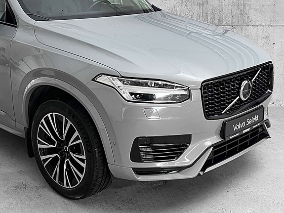 Volvo XC90 2 of 29