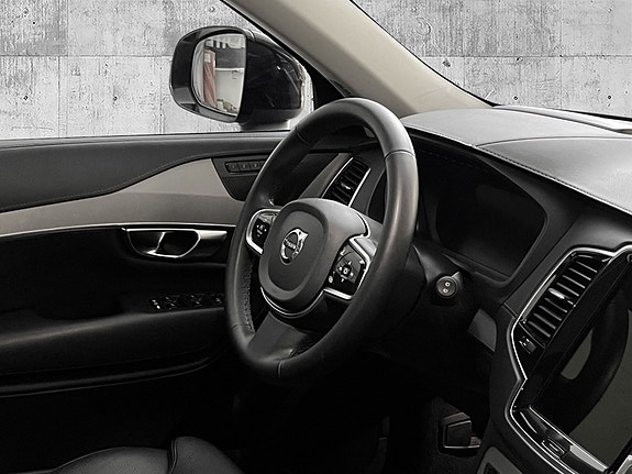 Volvo XC90 13 of 28