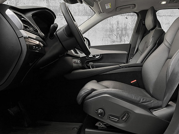 Volvo XC90 10 of 28