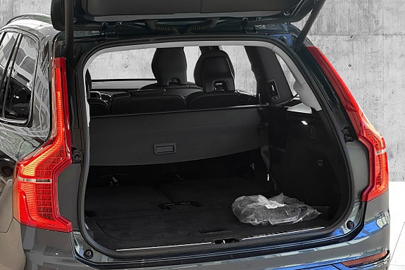 Volvo XC90 10 of 30