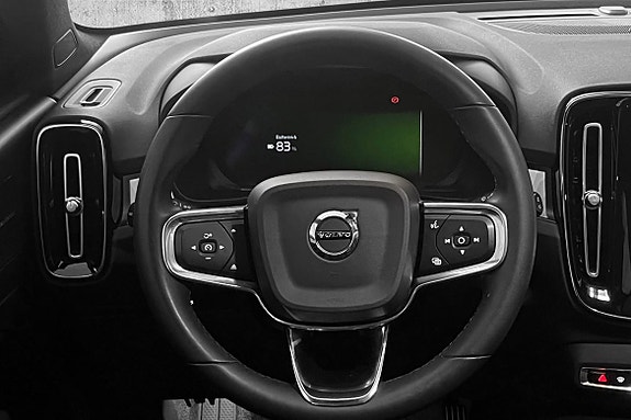 Volvo XC40 17 of 28